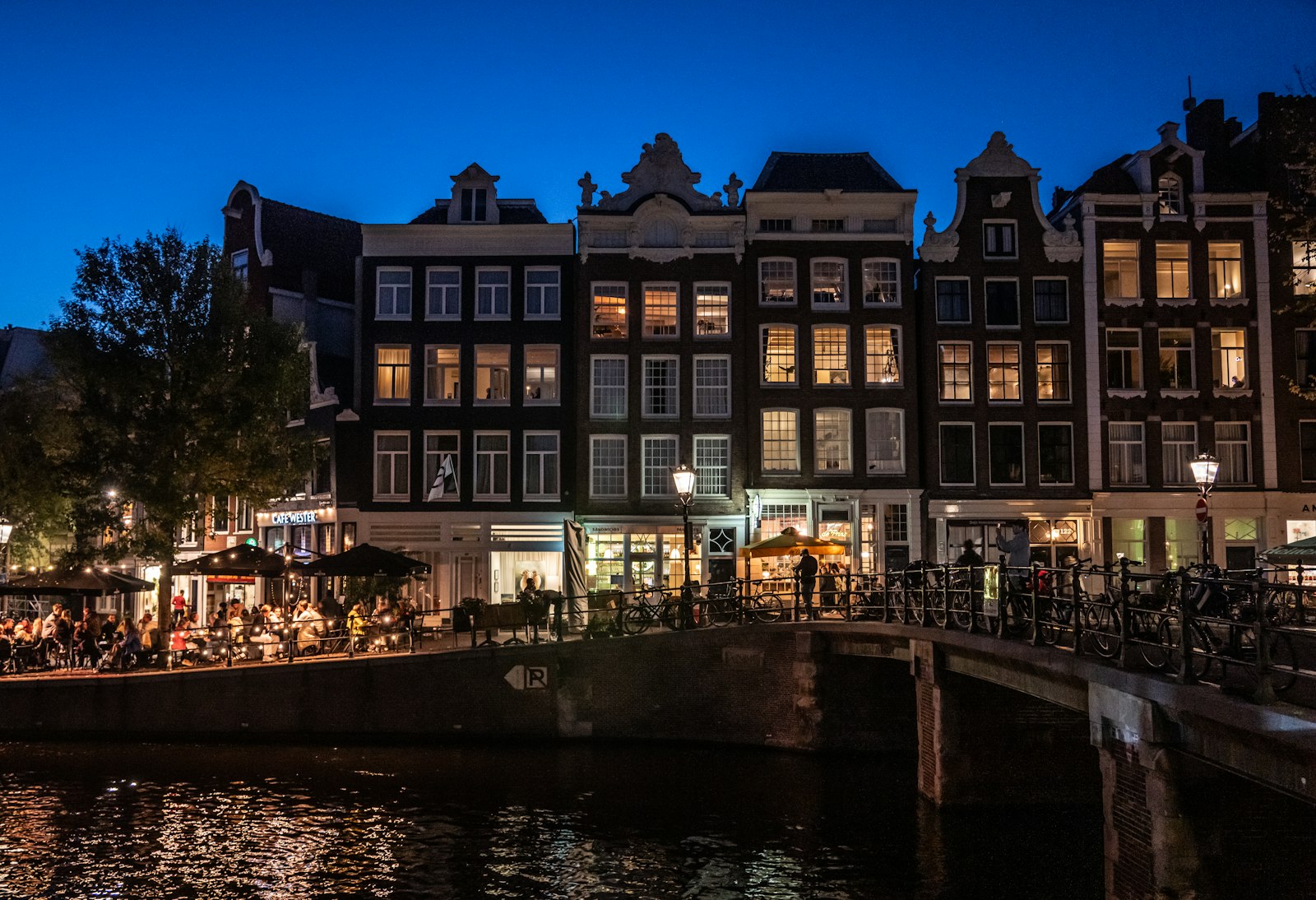Voordeur met slot in Amsterdam Oost